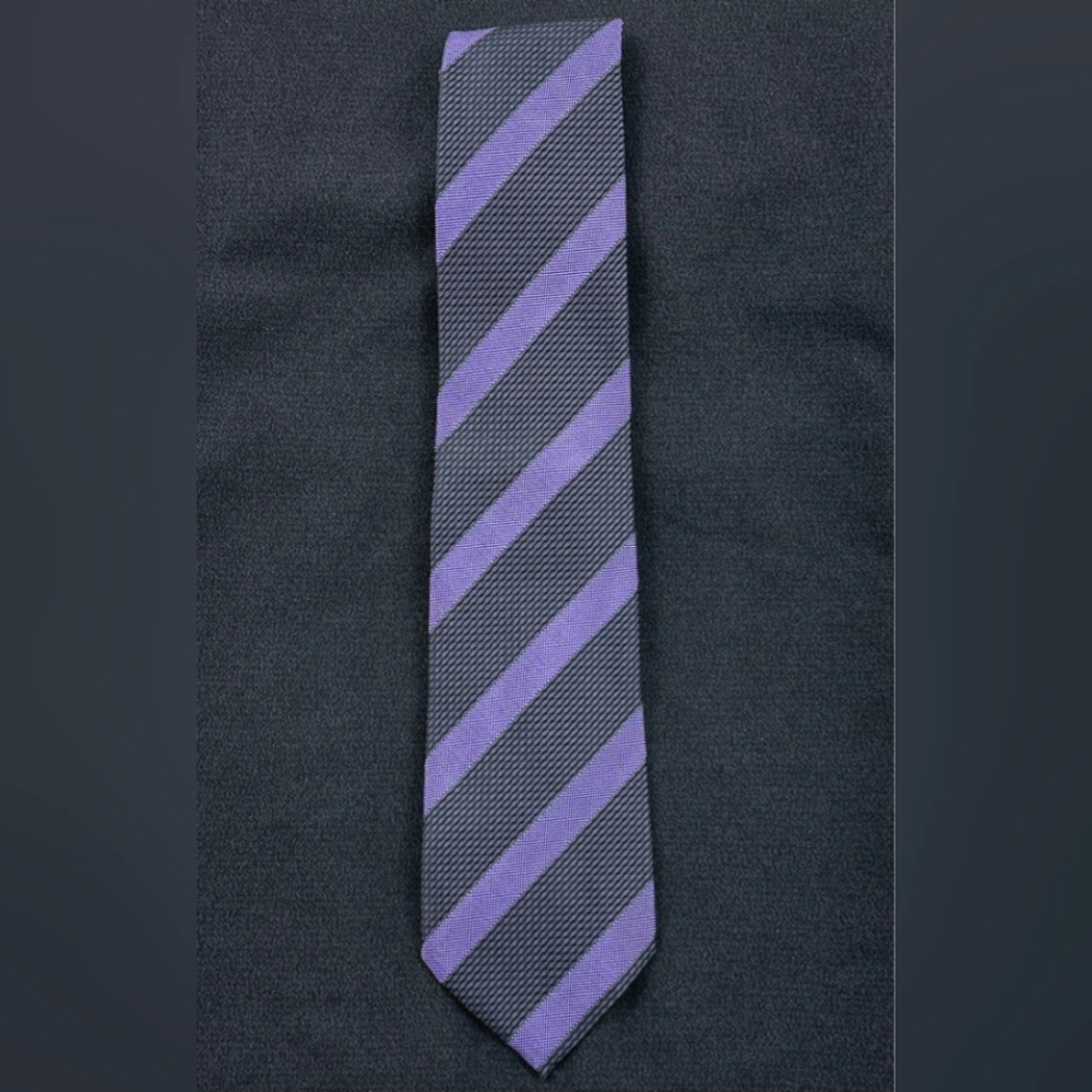 (NWOT) TOM FORD 👔 100% Silk ◇ Purple and Black Striped Tie